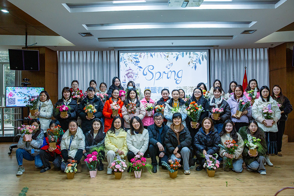 巾帼心向党·花香绽芳华|华体会网页版开展庆“三八”妇女节暨主题党日活动