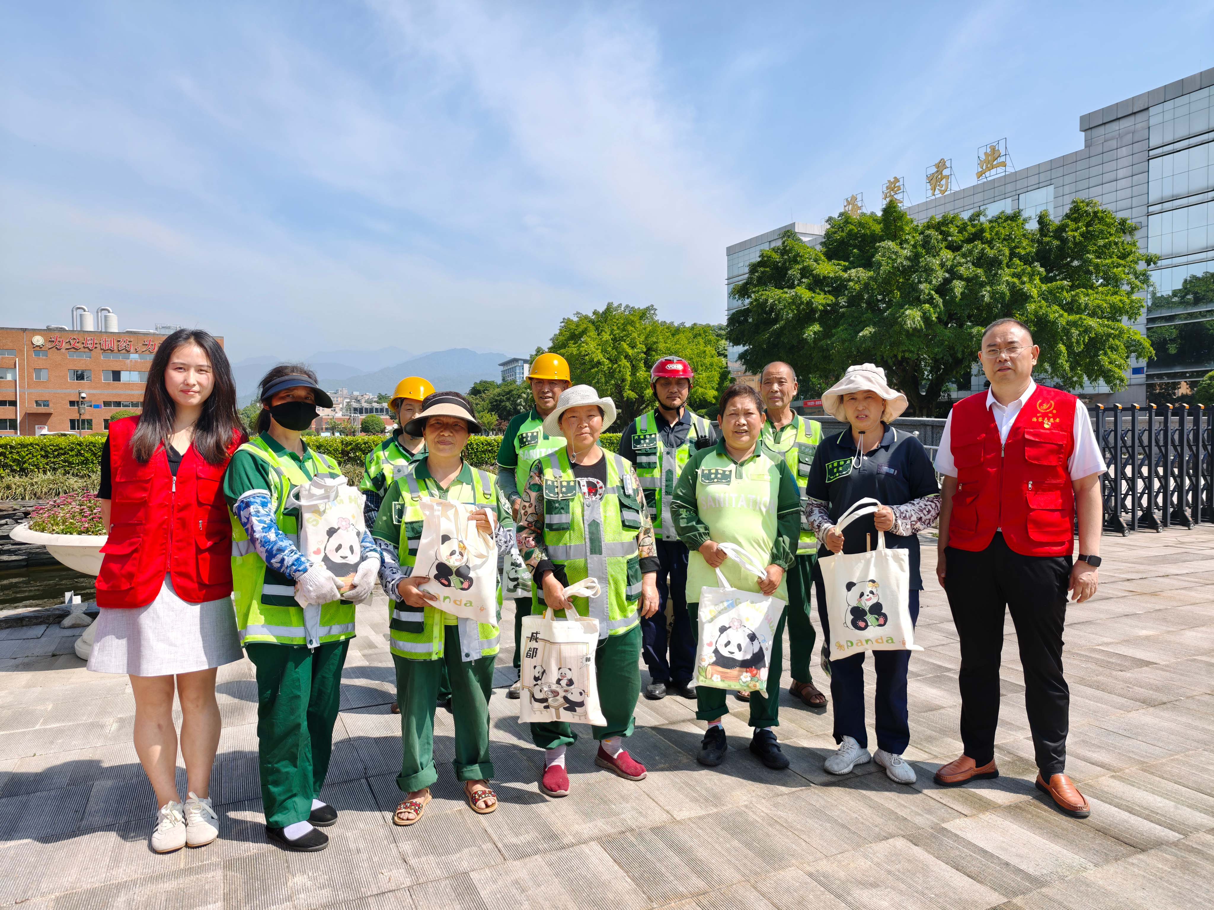 党建引领 | 华体会网页版党（团）支部联合工会开展一线环卫工慰问活动